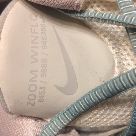 Women's Nike Winflo Zoom 8, size 9, like new, white and light blue and silver - Picture 6 of 8